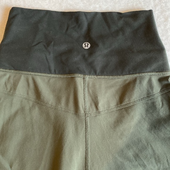 Lululemon SunSalutation Fold Down Waistband. Relaxed Fit. 7/8 Ruched Legs. Sz. 2 - Picture 8 of 16